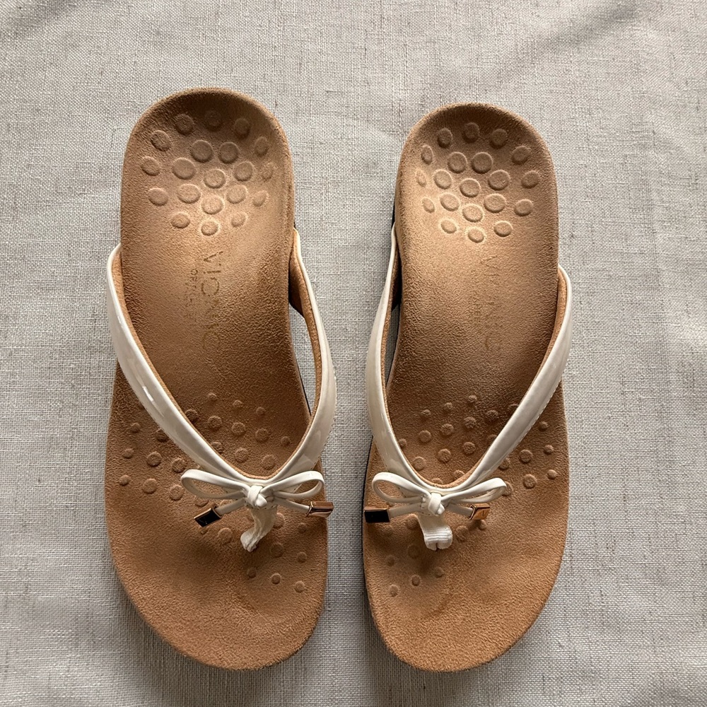 Vionic Bella toe post cream and Tan Women's Sandals
